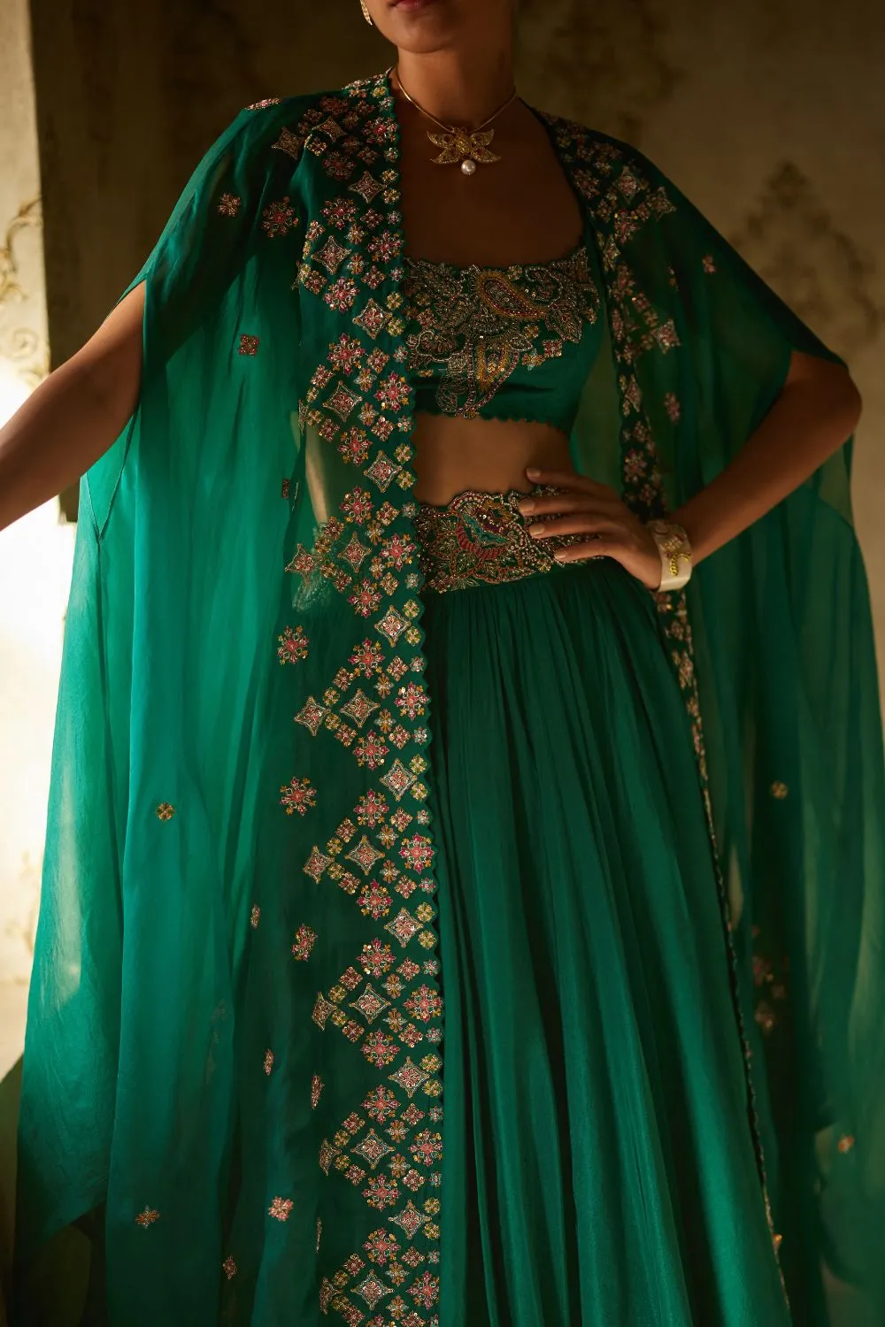 Ishaani Cape Set